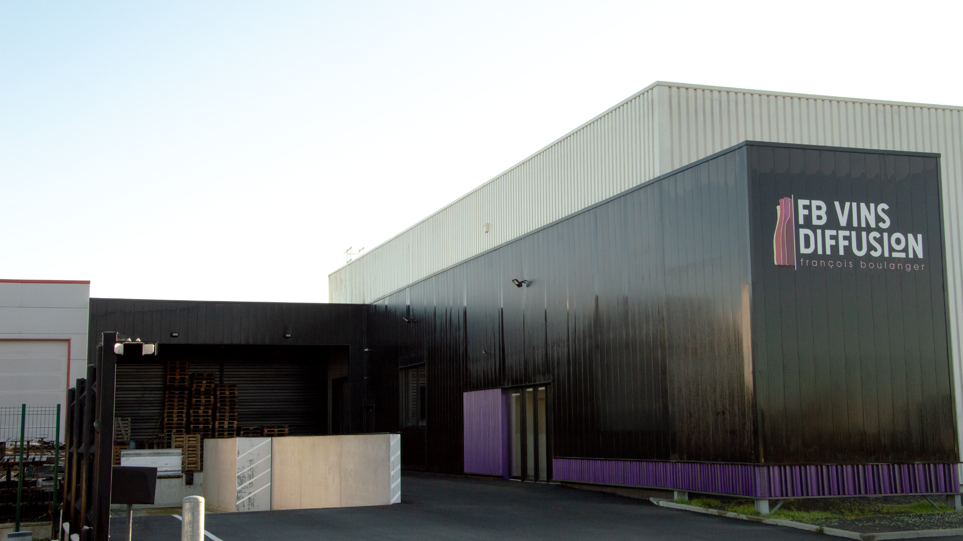 Entrepôt FBVins Diffusion à Mouzillon (France)